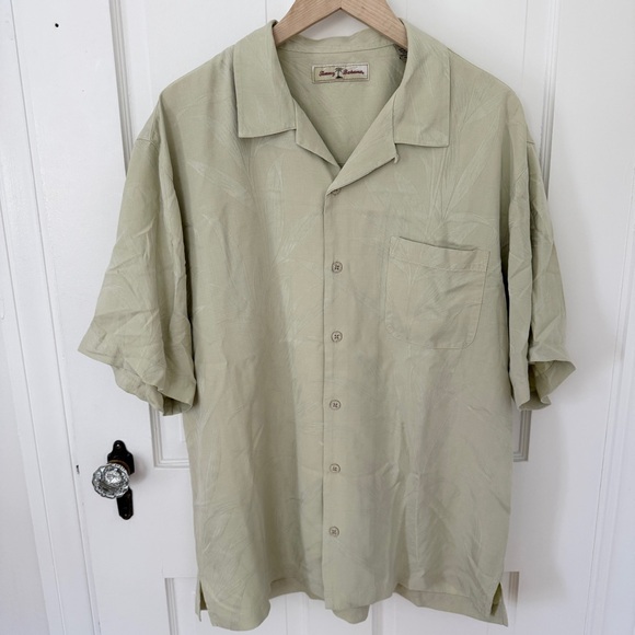 Tommy Bahama 100% Silk Hawaiian Camp Resort Shirt Tropical Print Size Large L - Picture 1 of 3